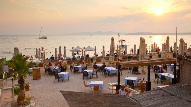 Seaside Sunset Walks Apartment เอเธนส์ ภายนอก รูปภาพ